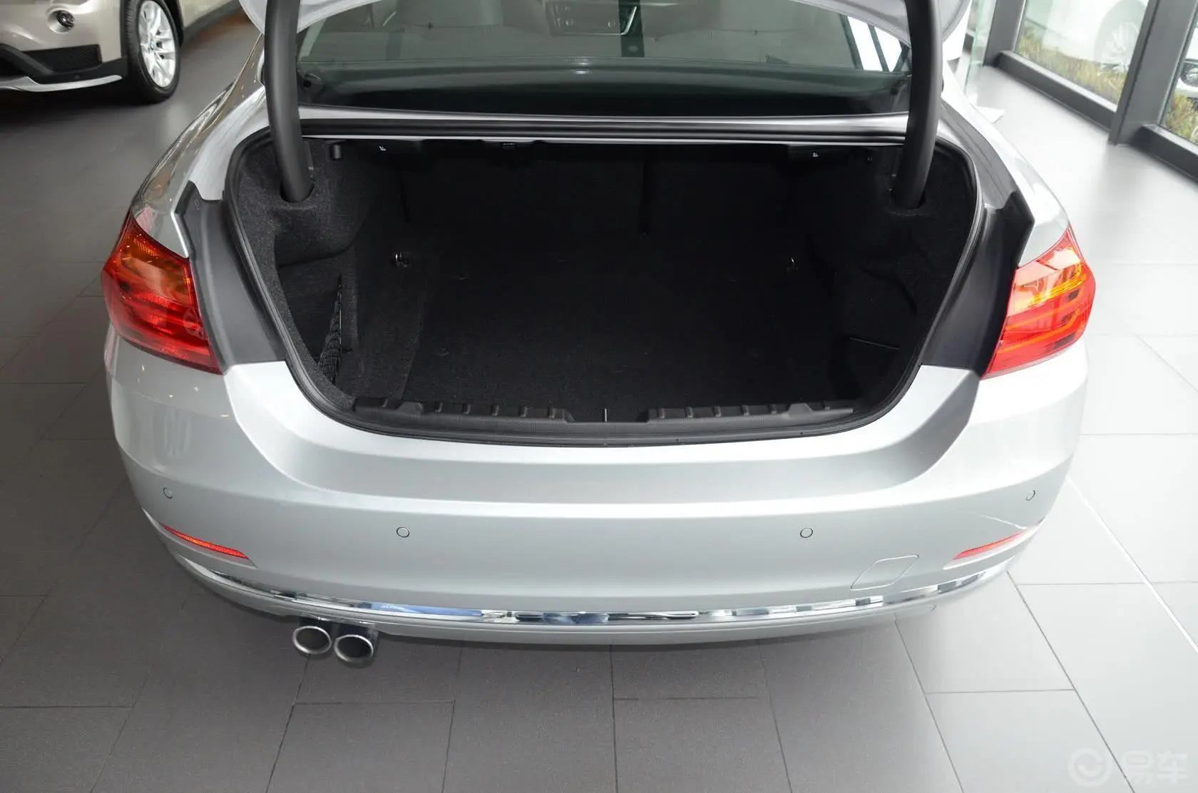 宝马4系双门轿跑车 428i 豪华设计套装行李箱空间