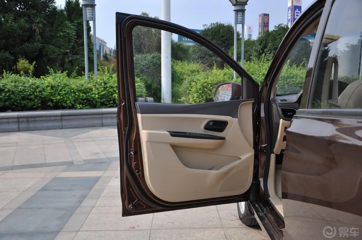 五菱宏光S11.5L 手动 标准版驾驶员侧车门内门板
