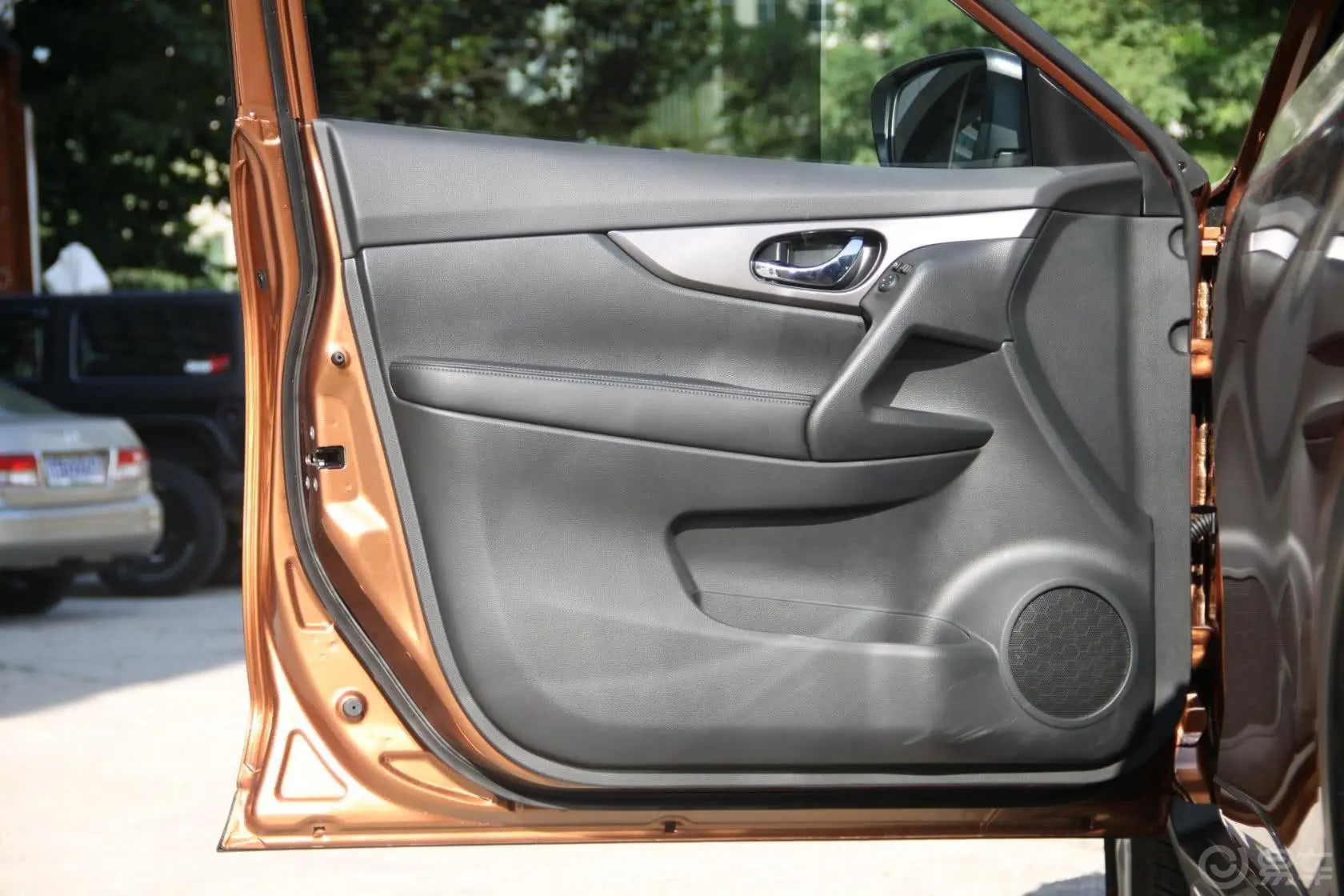 奇骏2.0L CVT 舒适MAX版 两驱驾驶员侧车门内门板