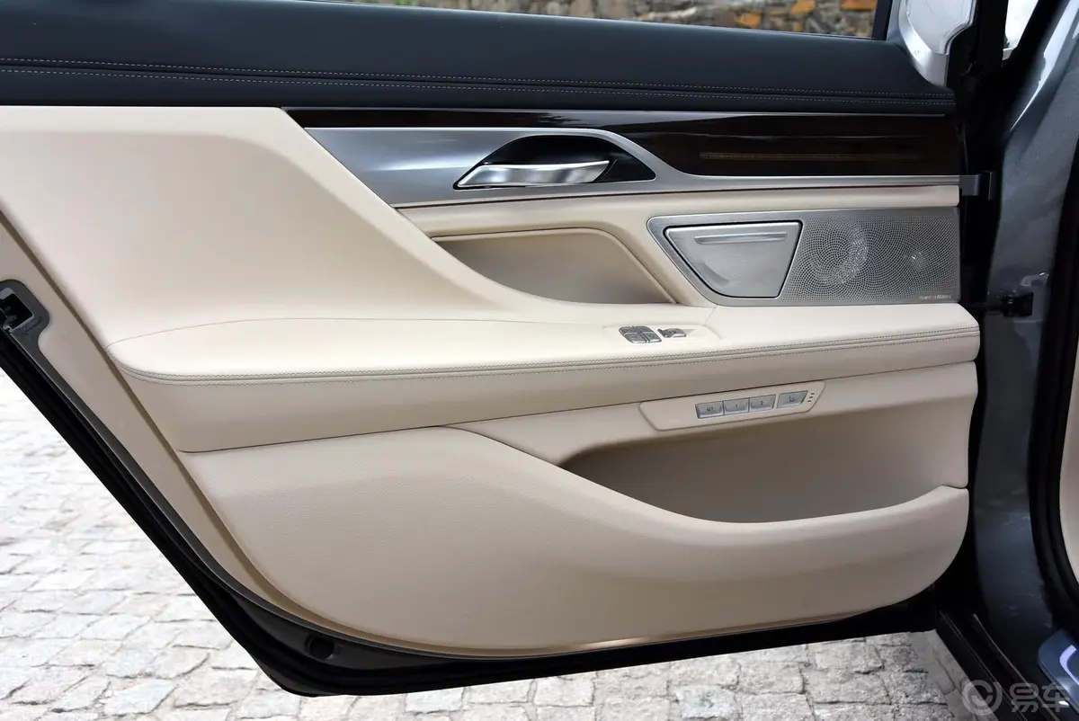 宝马7系750Li xDrive 四座版驾驶员侧车门内门板