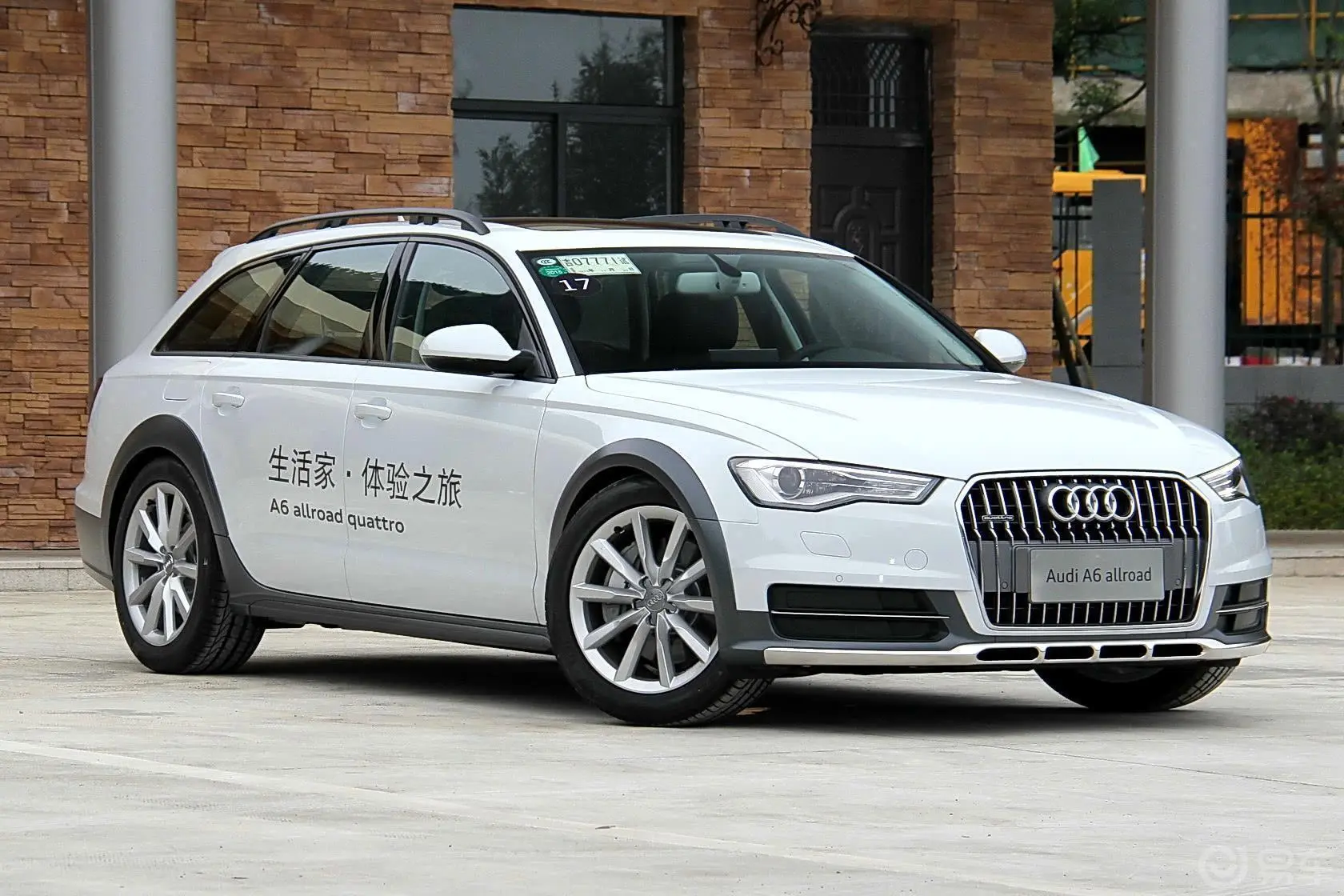 奥迪A6allroad quattro侧后45度车头向左水平