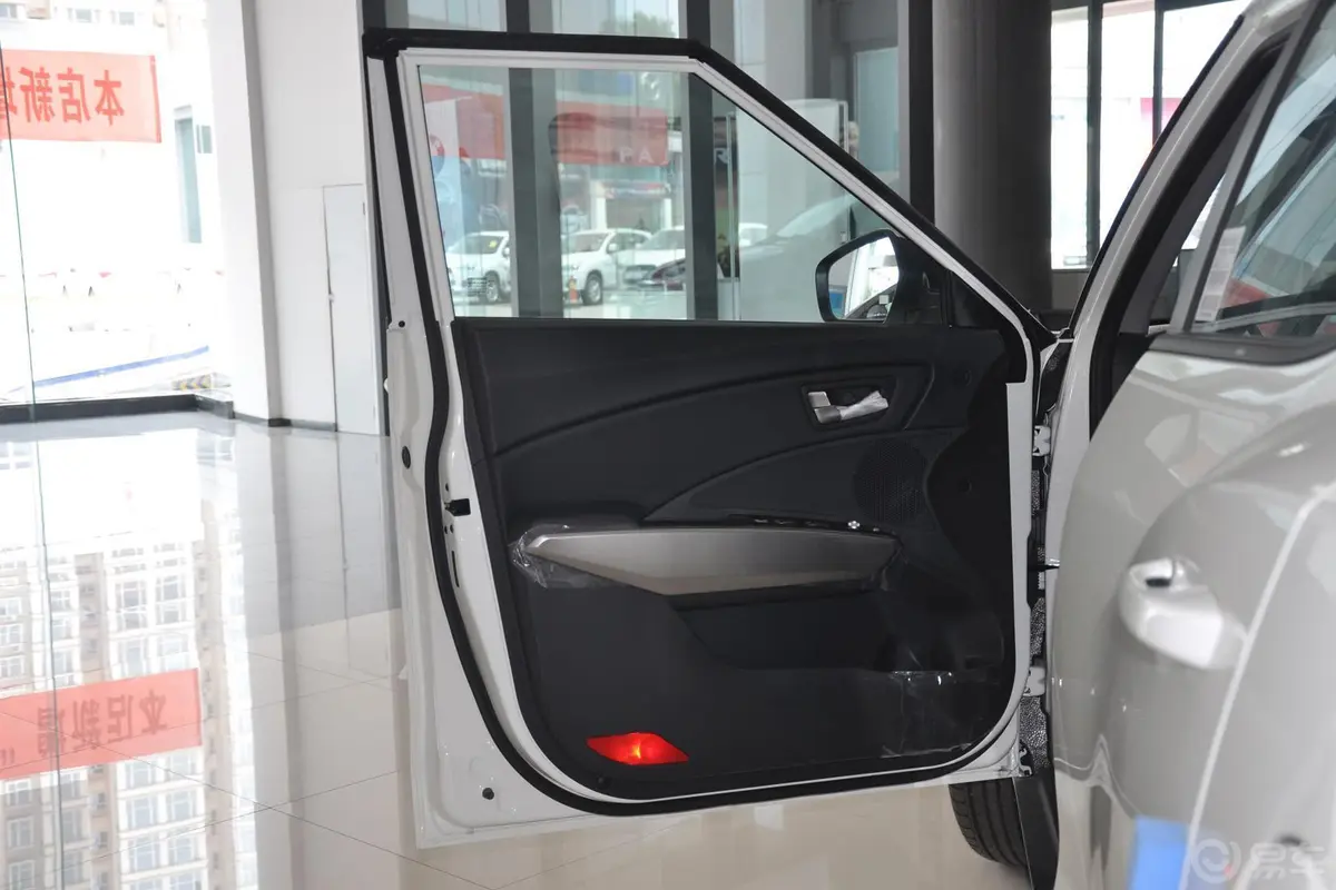 蒂维拉1.6L 自动 两驱致尚版驾驶员侧车门内门板
