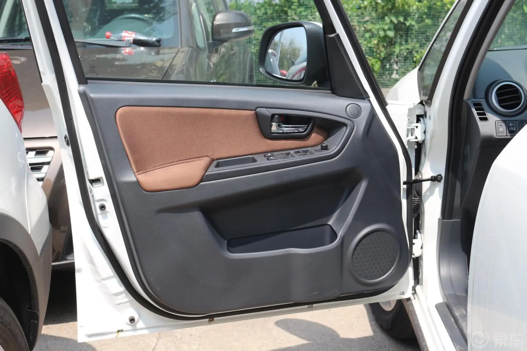 天语 SX4两厢 1.6L 自动 酷锐限定版驾驶员侧车门内门板