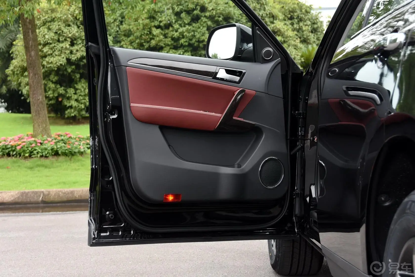 众泰T600家用版 2.0T 手动 尊贵型驾驶员侧车门内门板