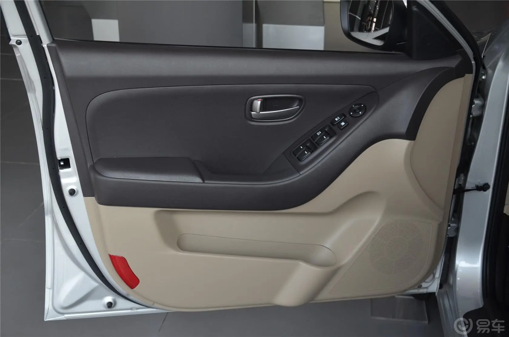 悦动1.6L 手动 舒适型驾驶员侧车门内门板