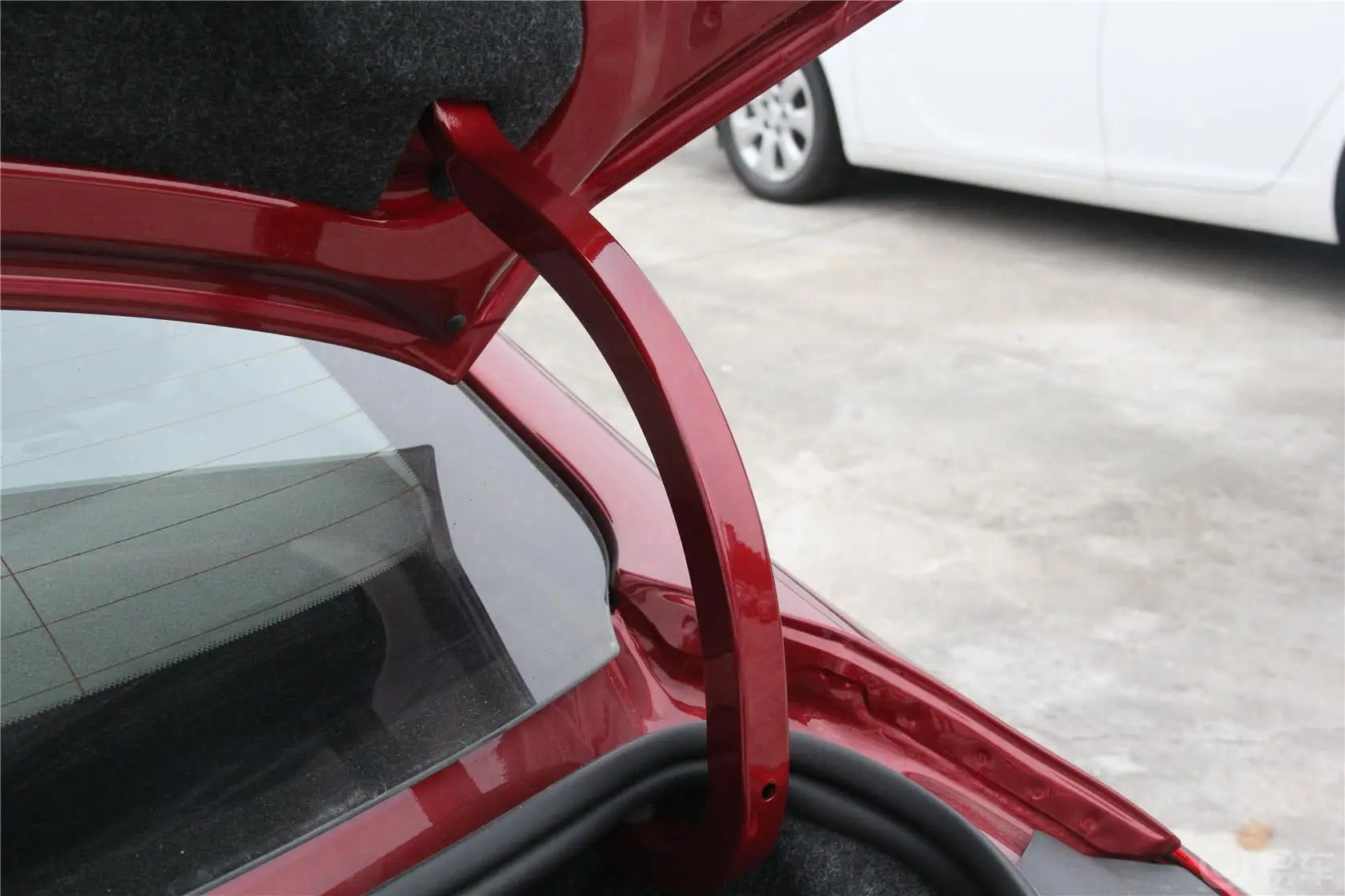 科鲁兹三厢 1.5L 自动时尚天窗版行李厢支撑杆