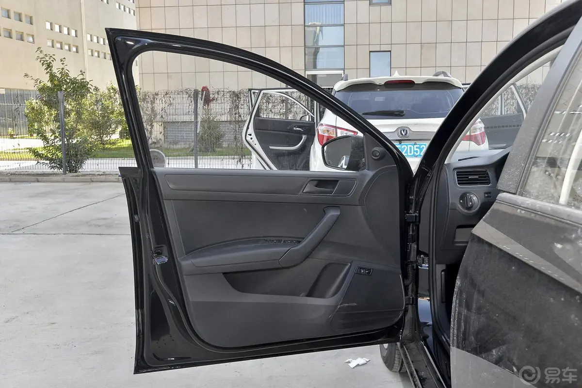 桑塔纳1.4L 手动 风尚版驾驶员侧车门内门板