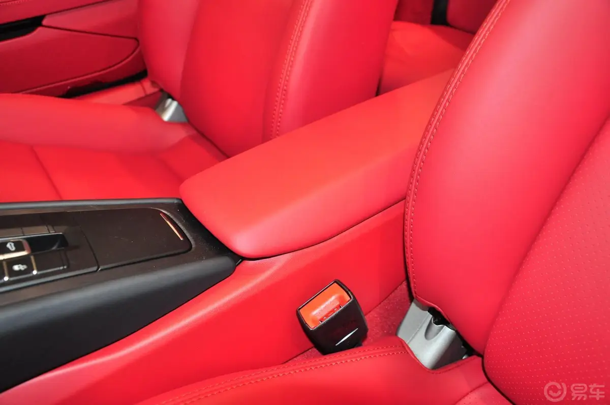 保时捷911Carrera 4 GTS Cabriolet 3.8L前排中央扶手箱