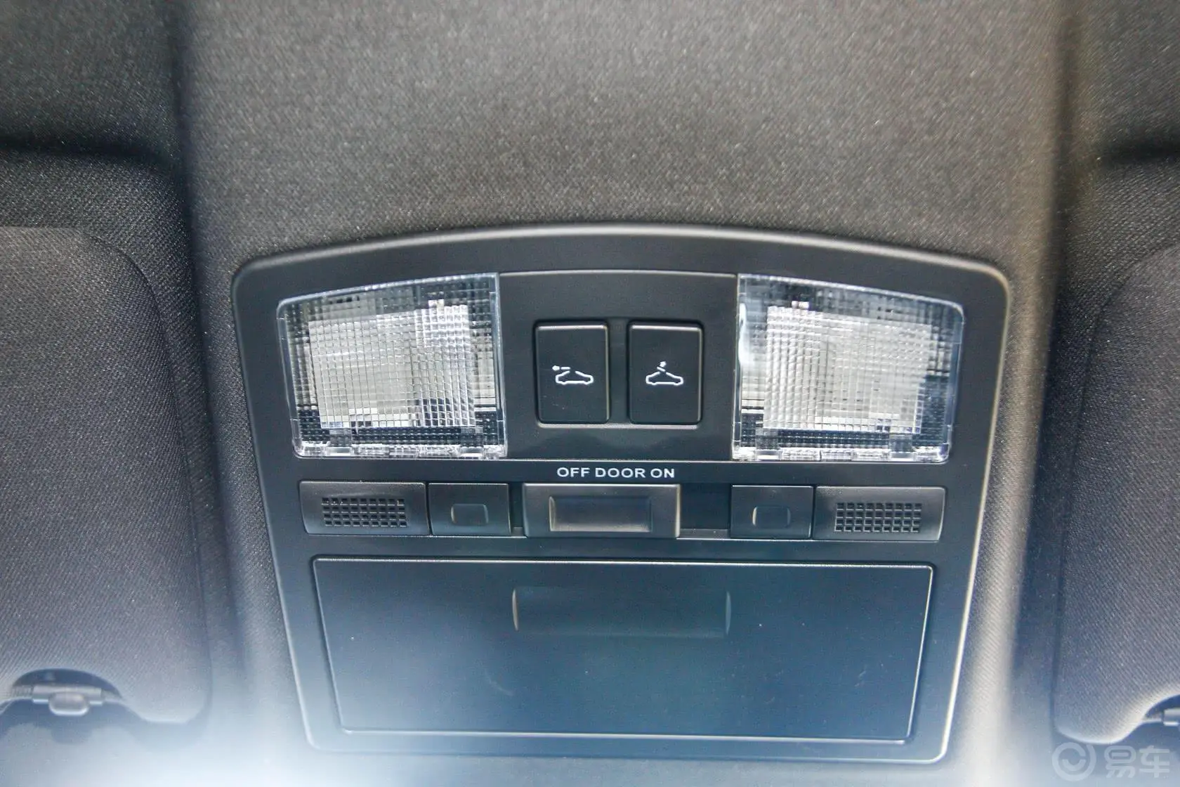 奔腾X801.8T  自动 运动型前排车顶中央控制区