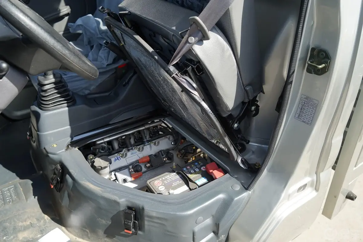 长安星卡1.0L 手动  基本型发动机盖开启