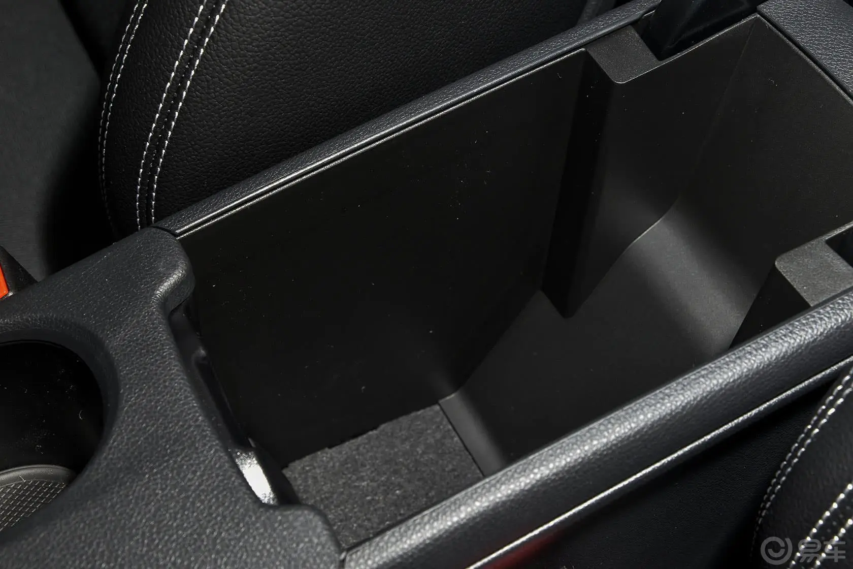 奔驰A级(进口)A 180 标准型前排中央扶手箱空间