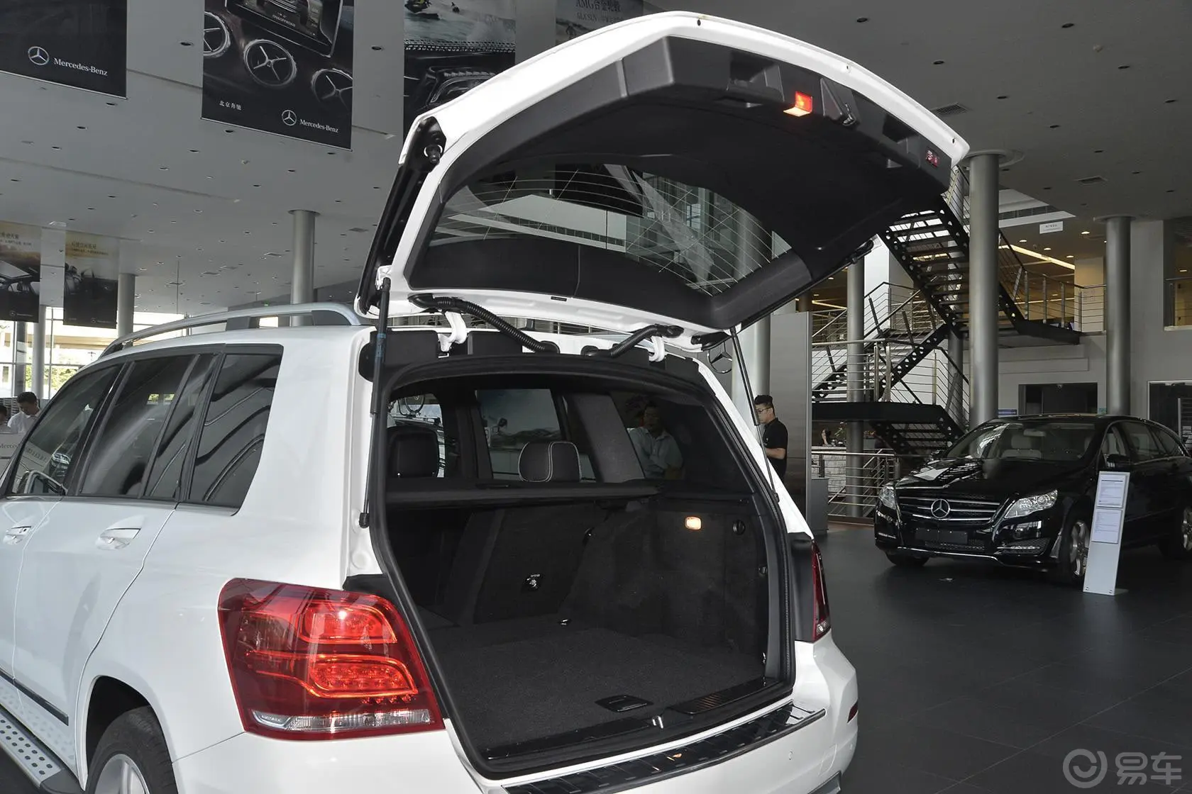 奔驰GLK级GLK 300 3.0L 自动 豪华型 极致版行李厢开口范围