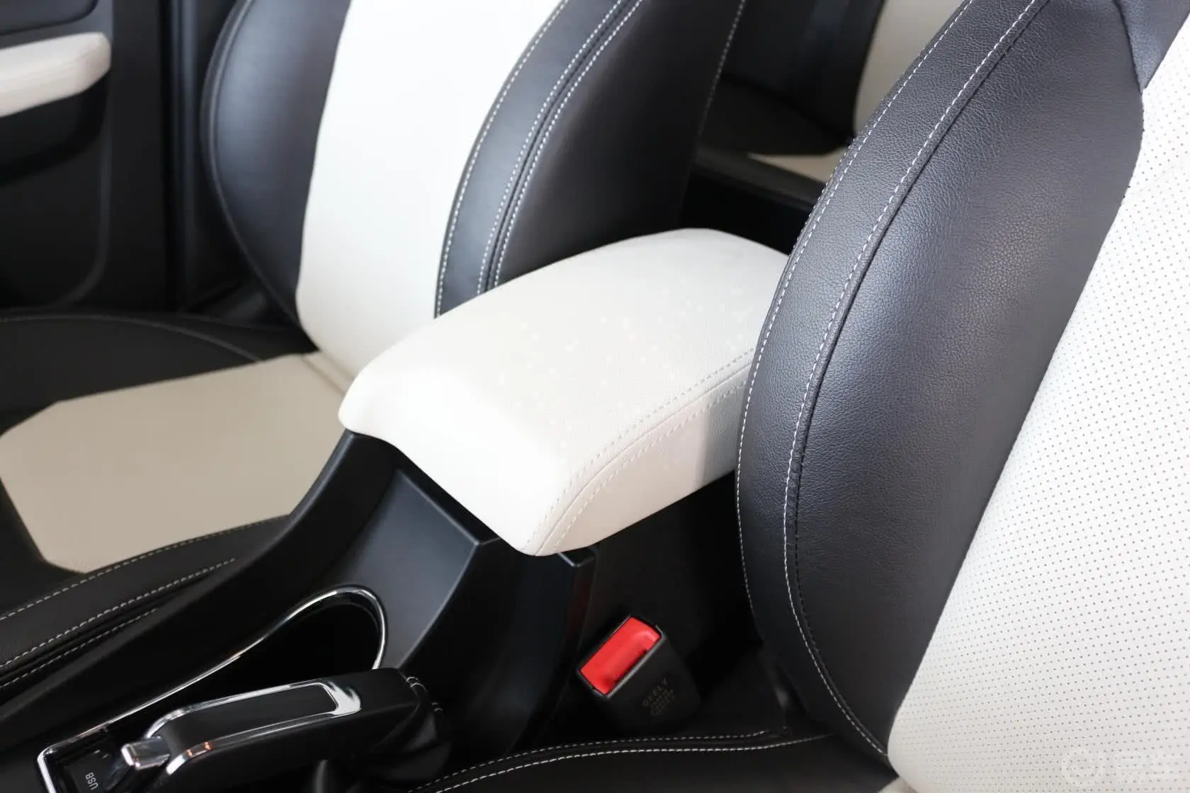 帝豪RS 1.5L 5MT 向上版前排中央扶手箱