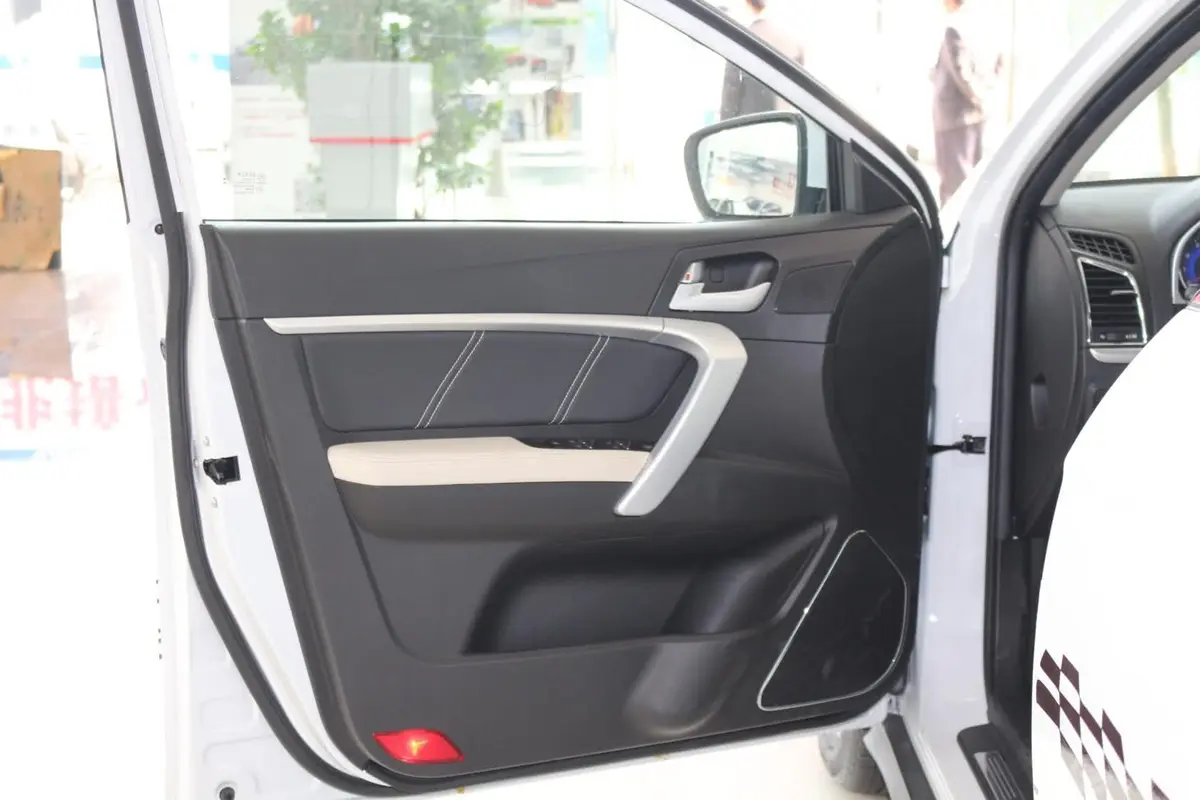 帝豪RS 1.5L 5MT 向上版驾驶员侧车门内门板
