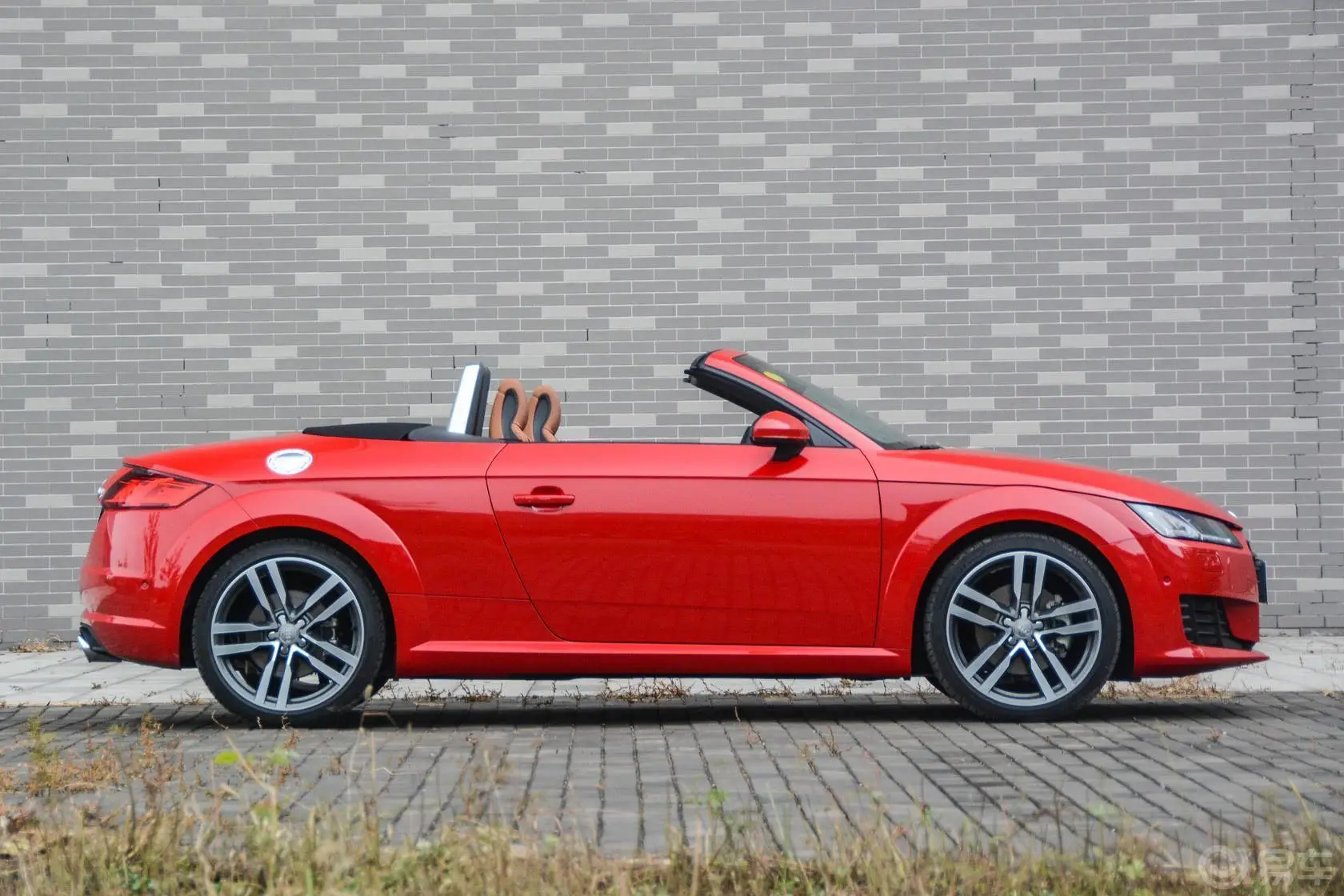 奥迪TTRoadster 45 TFSI quattro正侧车头向右水平