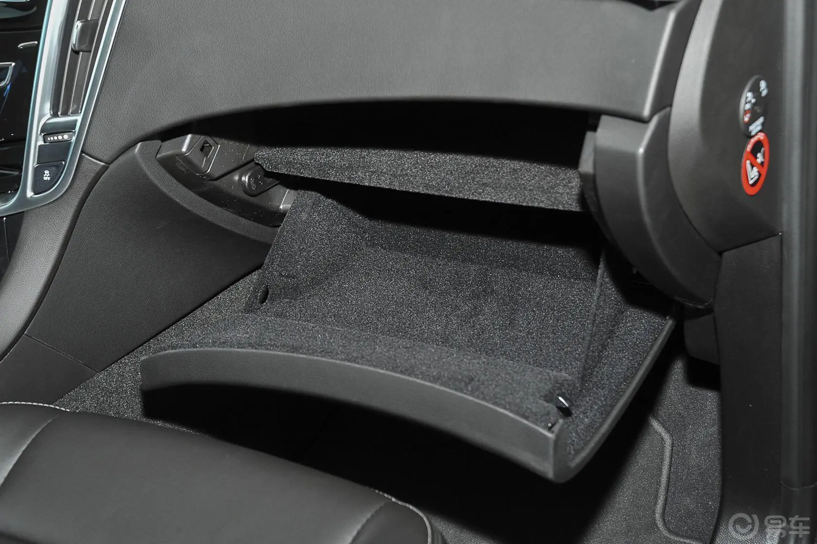 凯迪拉克SRX3.0L 手自一体 舒适型手套箱