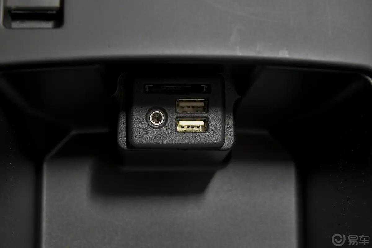 君威1.6T 手自一体 精英技术版USB接口