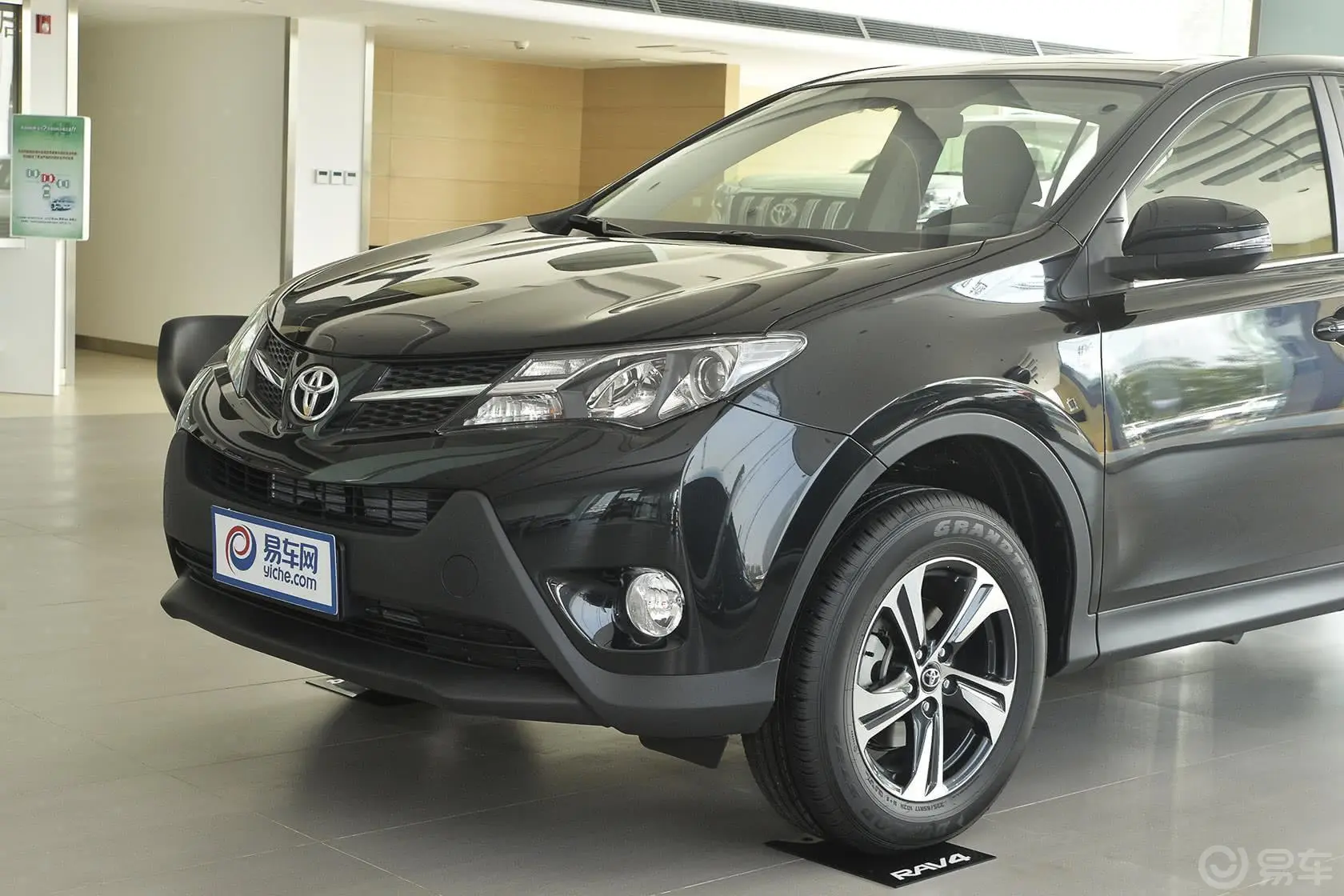 RAV4荣放2.0L CVT 两驱 风尚版车头局部