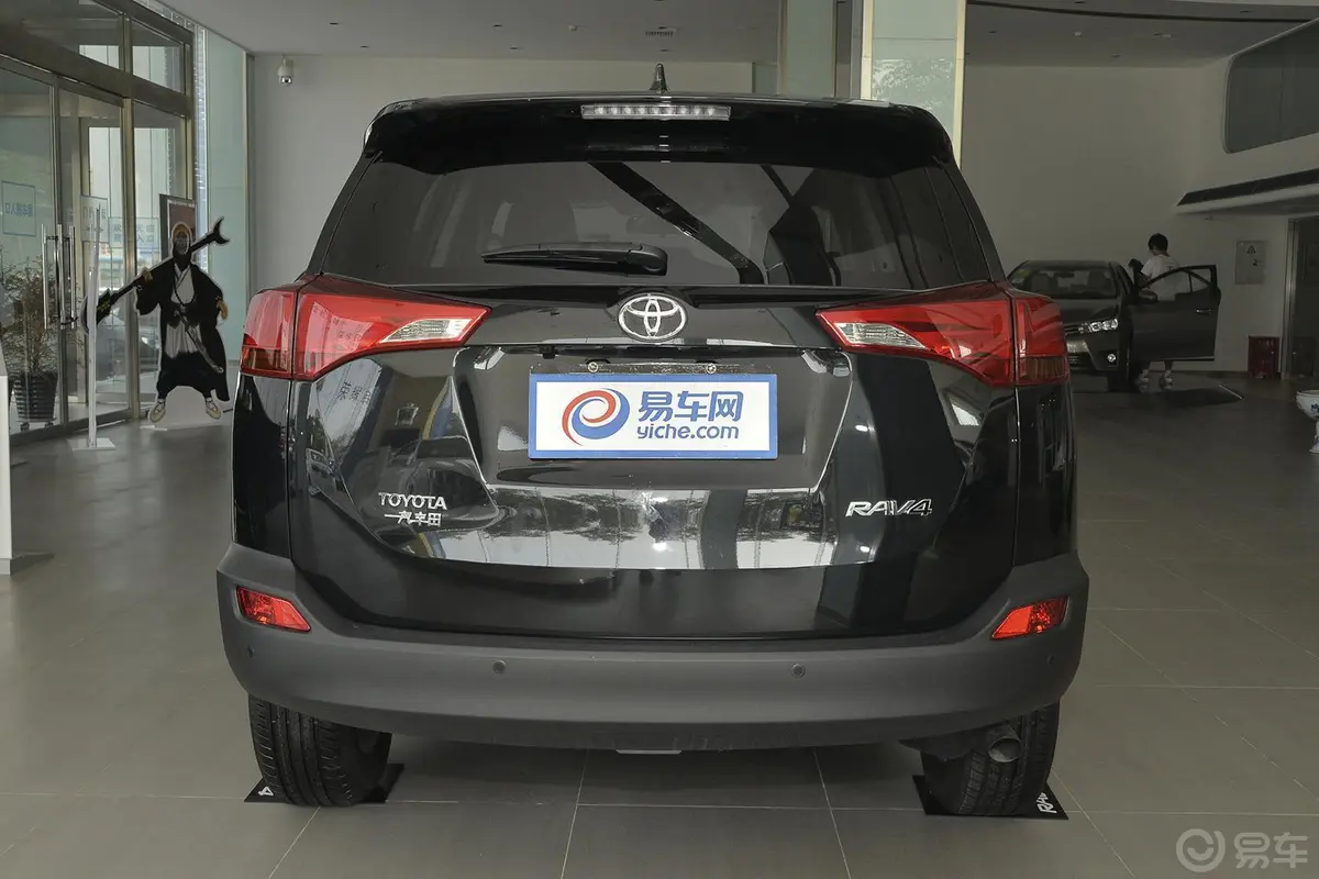 RAV4荣放2.0L CVT 两驱 风尚版正后水平