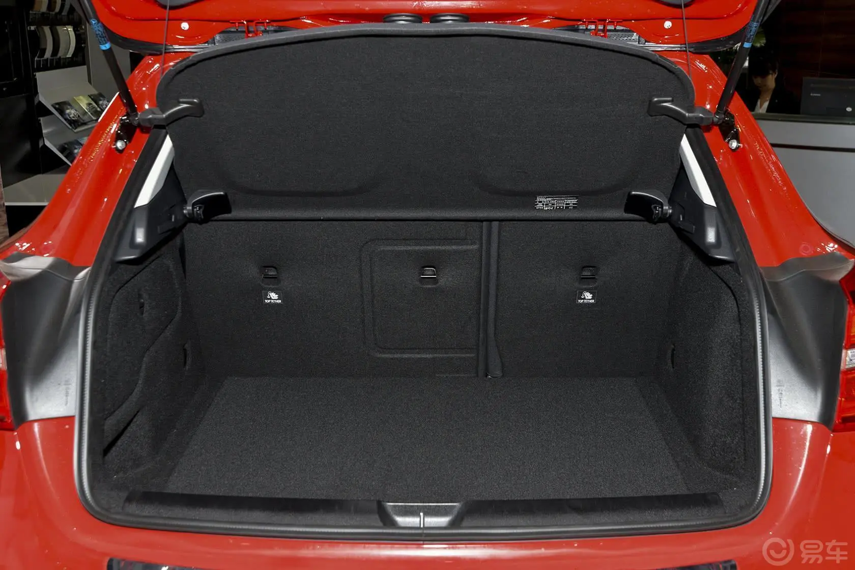 奔驰GLA220 4MATIC 时尚型行李箱空间