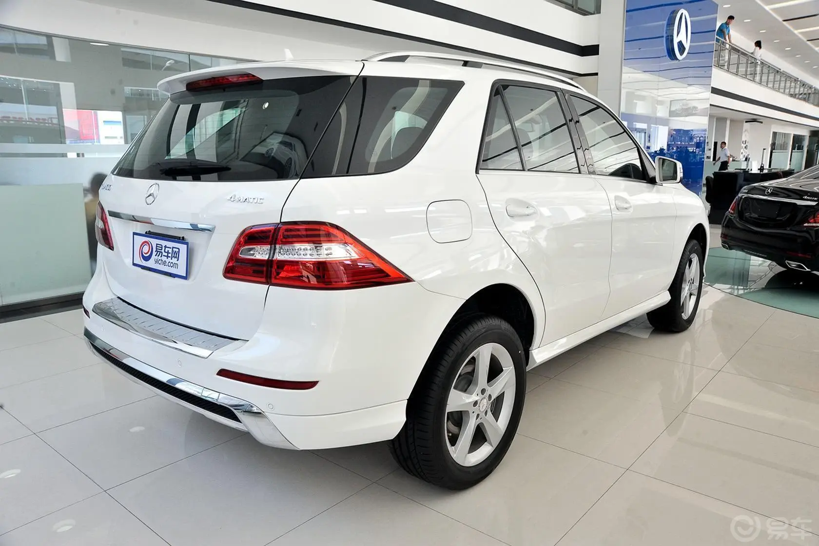 奔驰M级ML400 4MATIC 动感型侧后45度车头向右水平