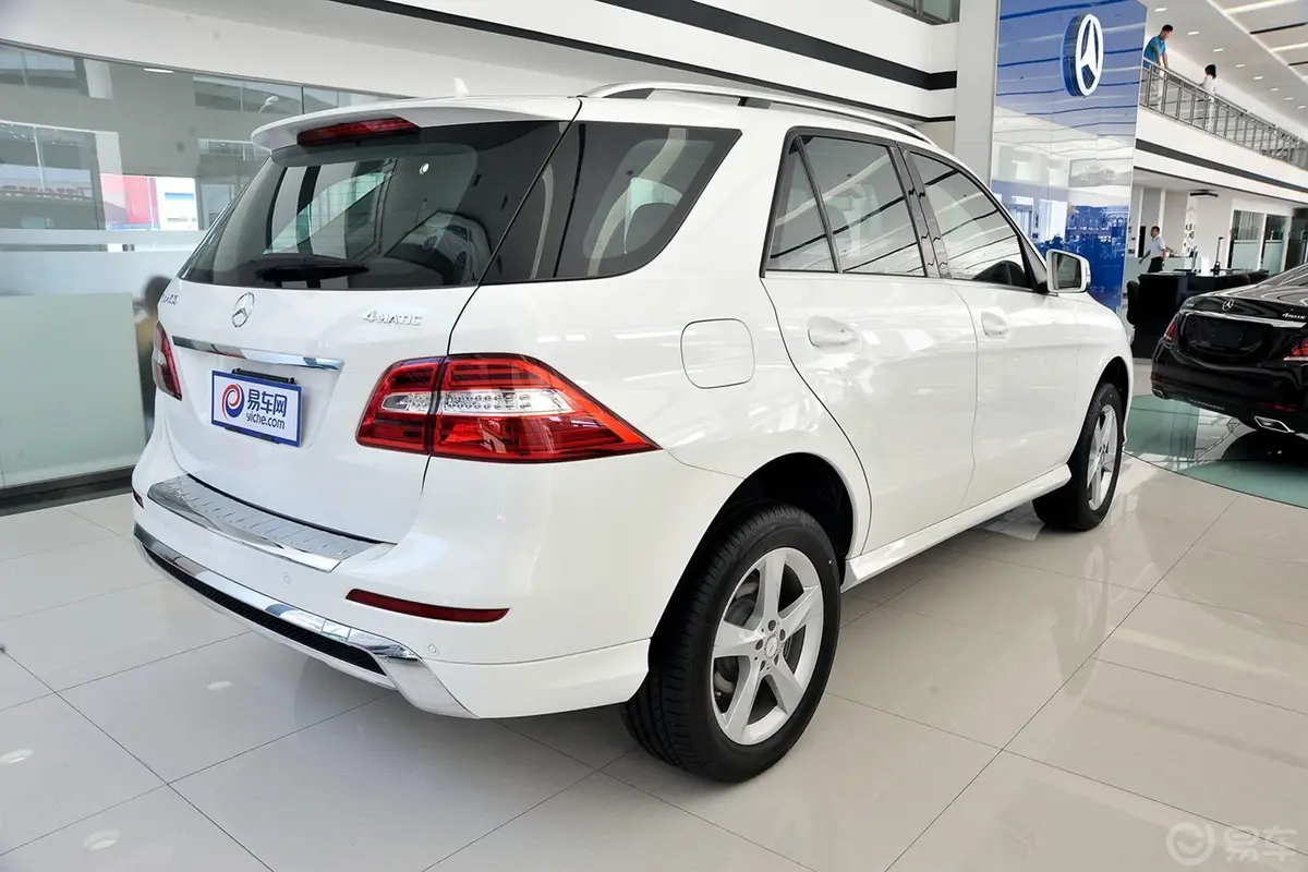 奔驰M级ML400 4MATIC 动感型侧后45度车头向右水平