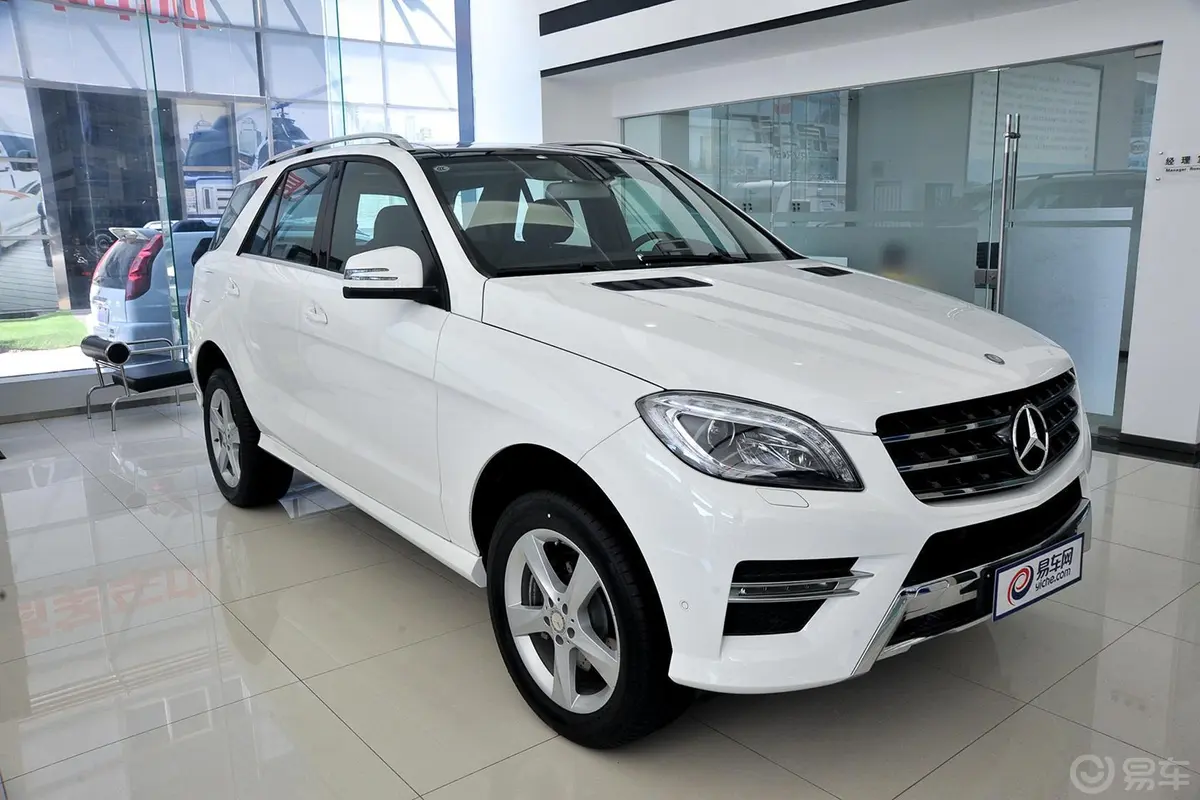 奔驰M级ML400 4MATIC 动感型侧前45度车头向右水平