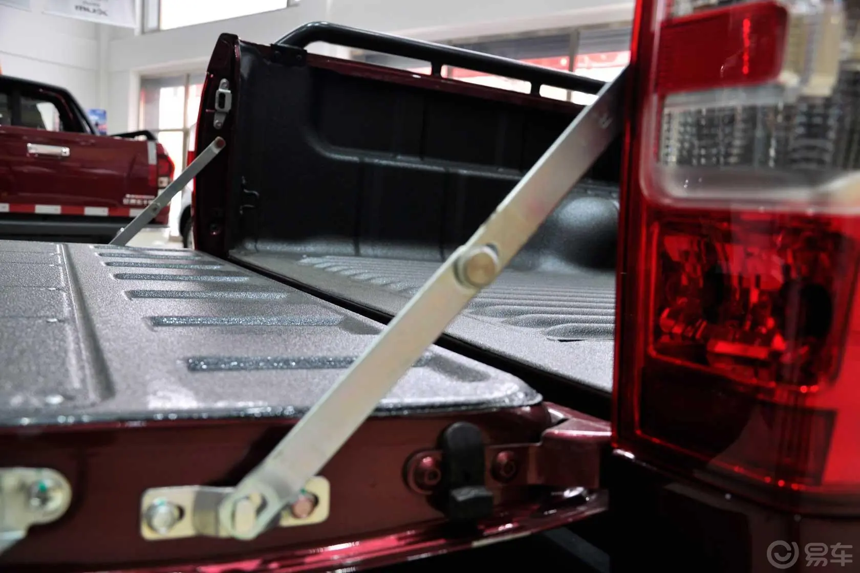 瑞迈2.8T两驱超豪华款行李厢支撑杆
