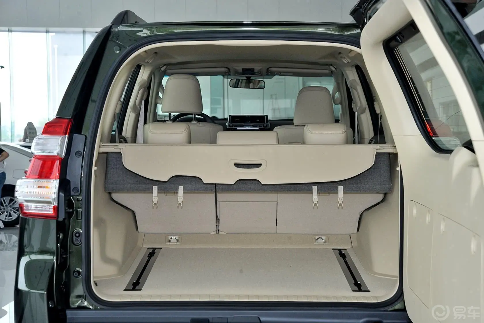 普拉多4.0L V6 TX-L NAVI行李箱空间