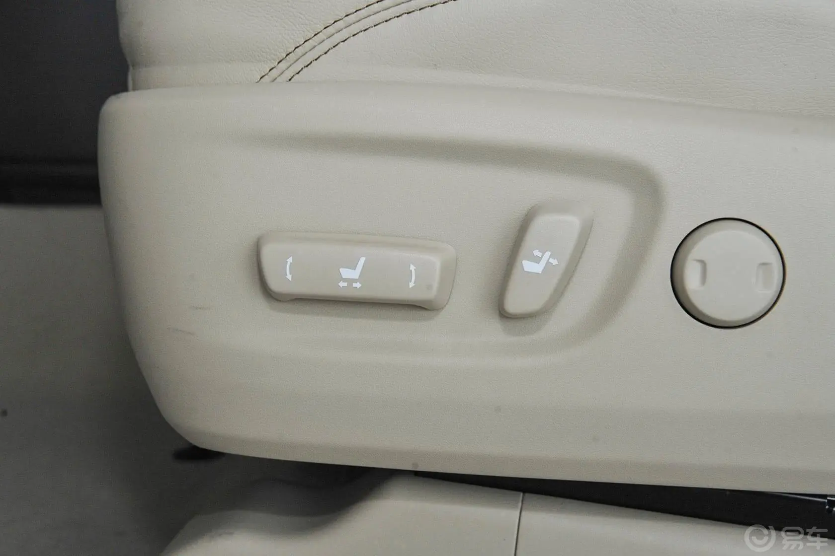 普拉多4.0L V6 TX-L NAVI座椅调节键