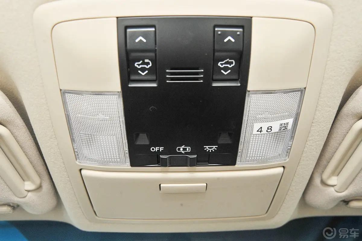 普拉多4.0L V6 TX-L NAVI前排车顶中央控制区