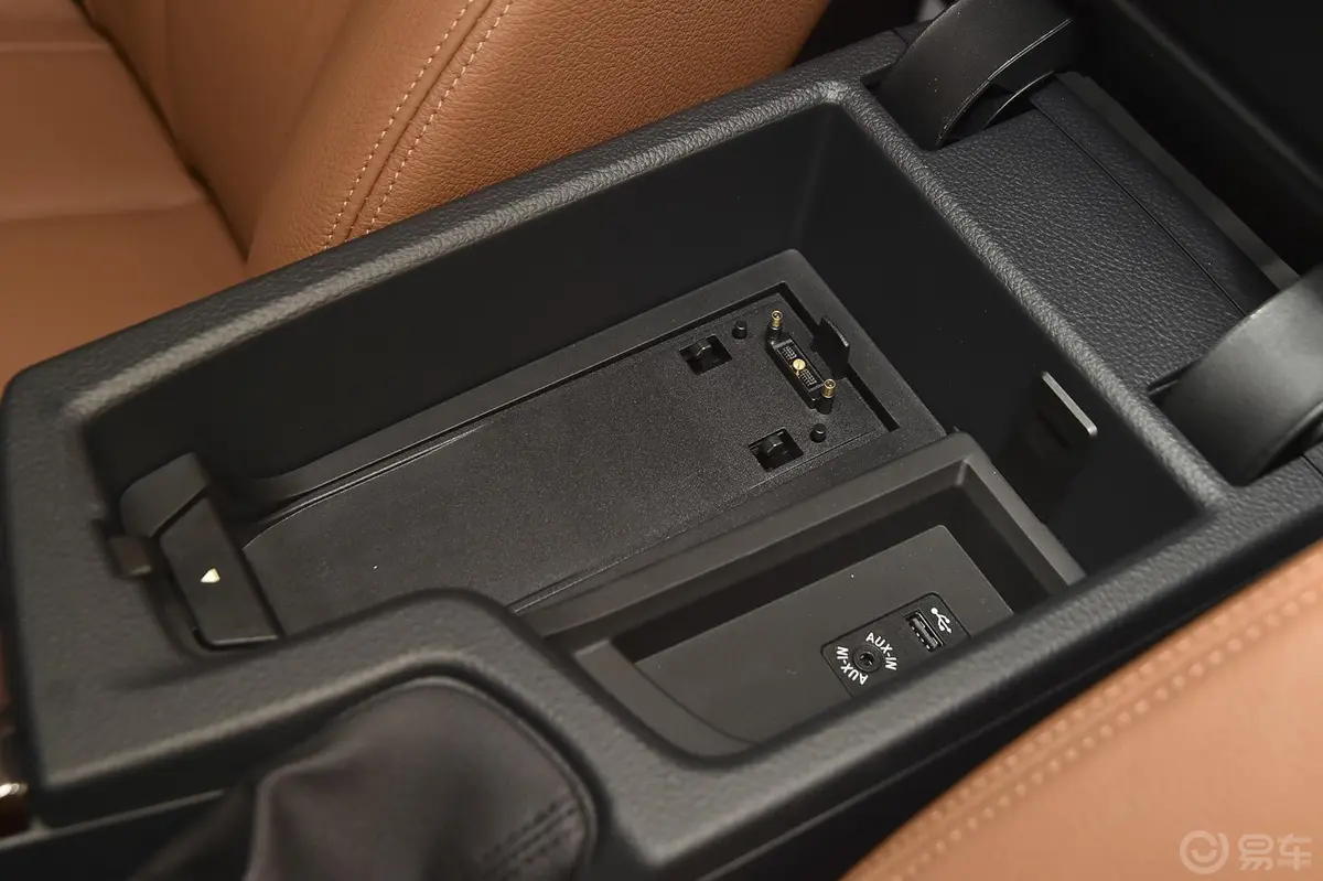 宝马3系328Li xDrive 豪华设计套装前排中央扶手箱空间