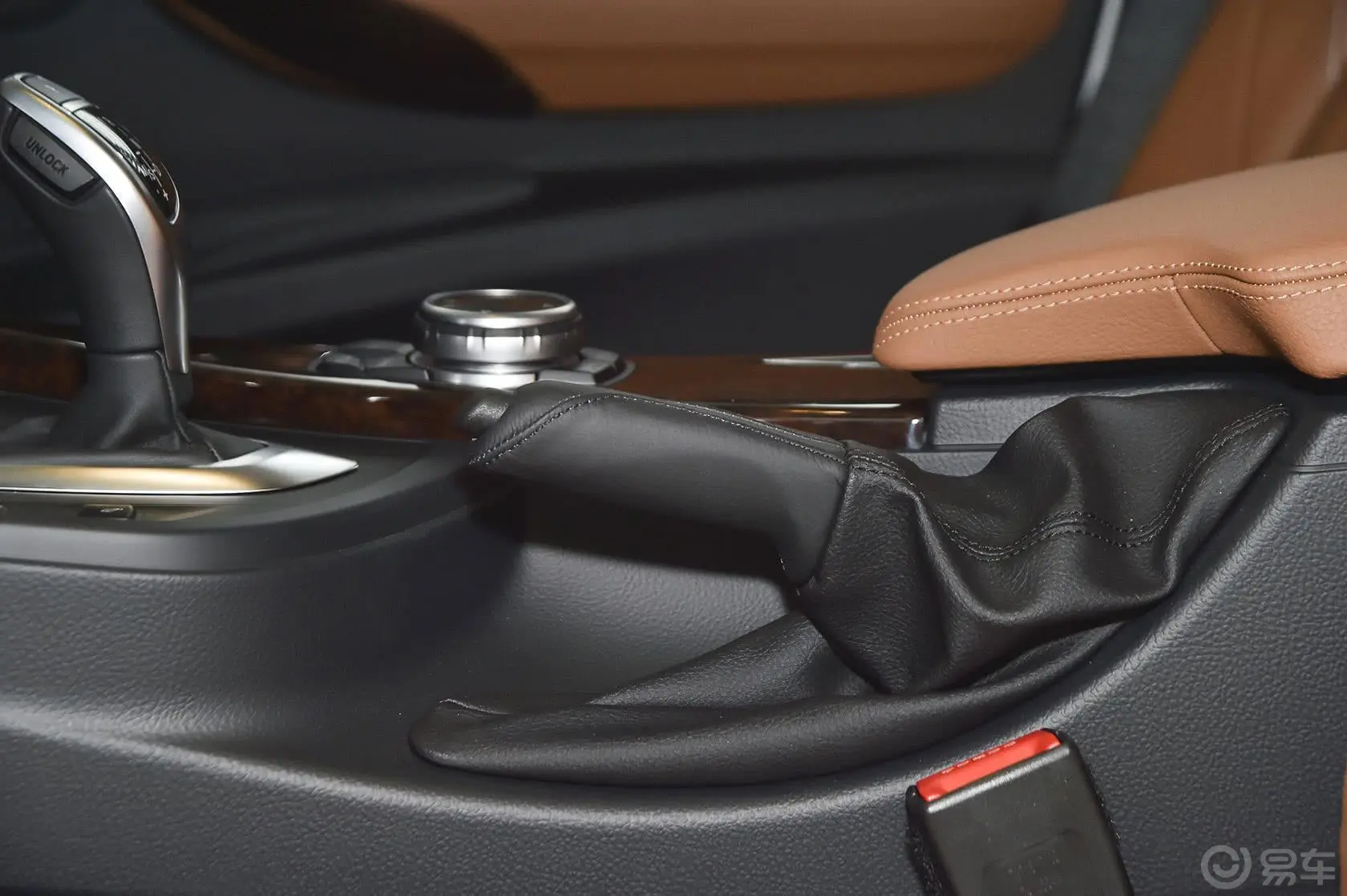 宝马3系328Li xDrive 豪华设计套装驻车制动（手刹，电子，脚刹）