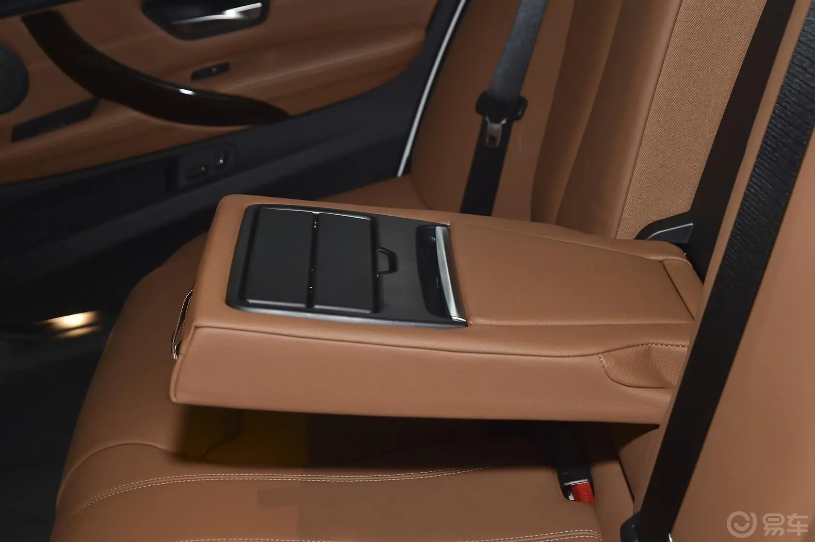 宝马3系328Li xDrive 豪华设计套装后排扶手