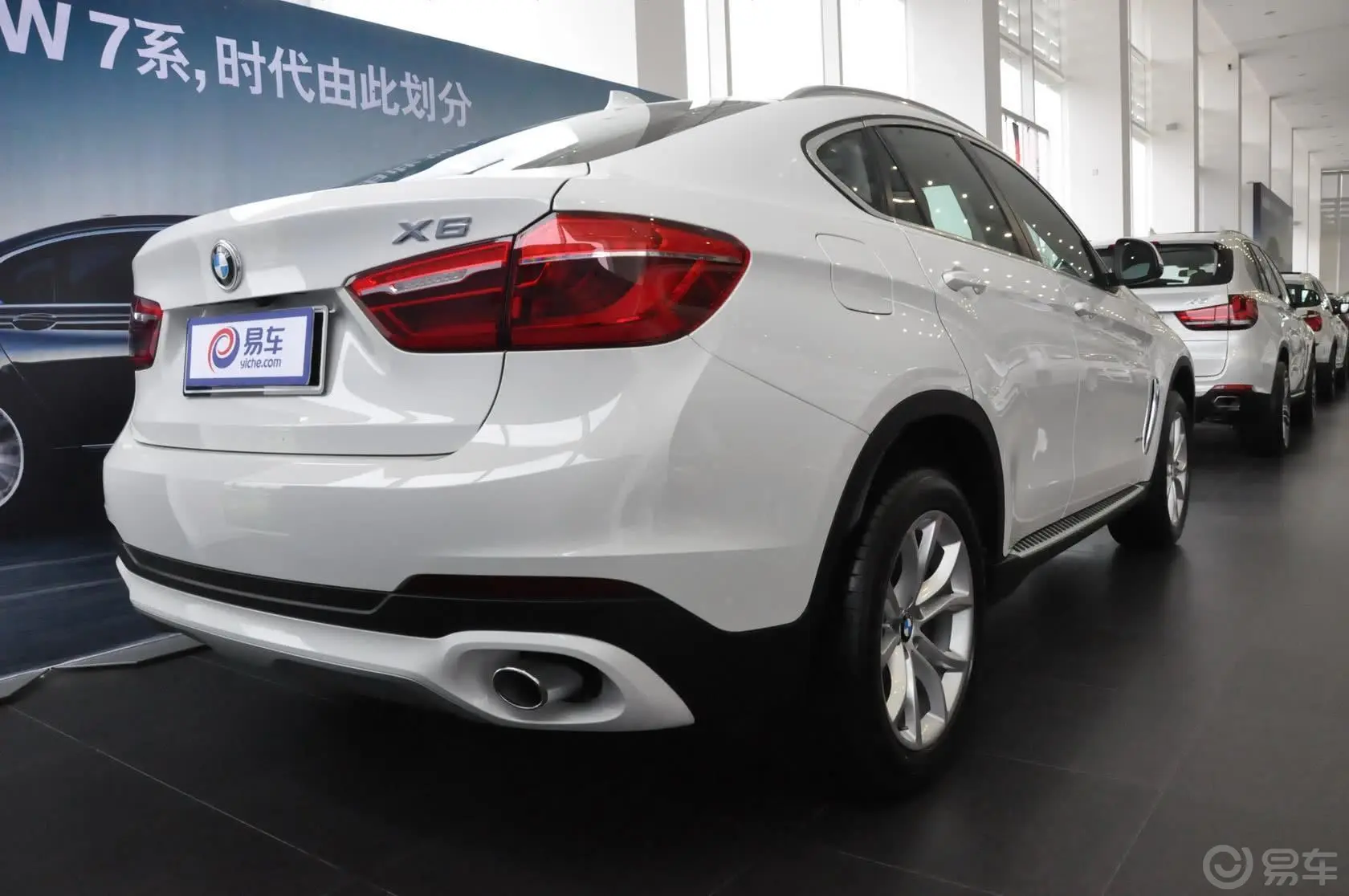 宝马X6xDrive28i侧后45度车头向右水平