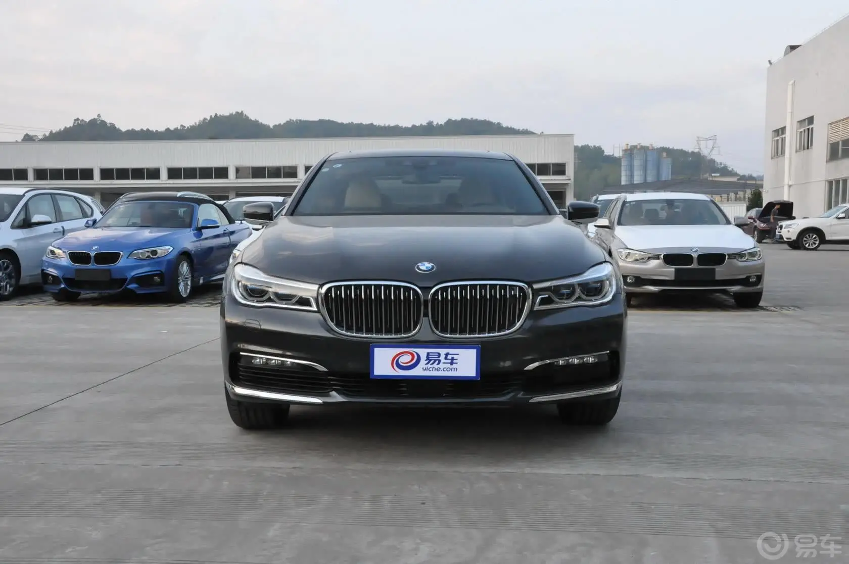 宝马7系750Li xDrive 四座版正前水平