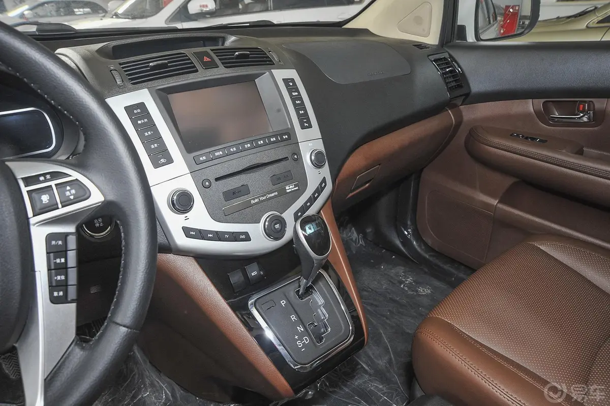 比亚迪S62.4L 手自一体 尊贵版 5座中控台驾驶员方向