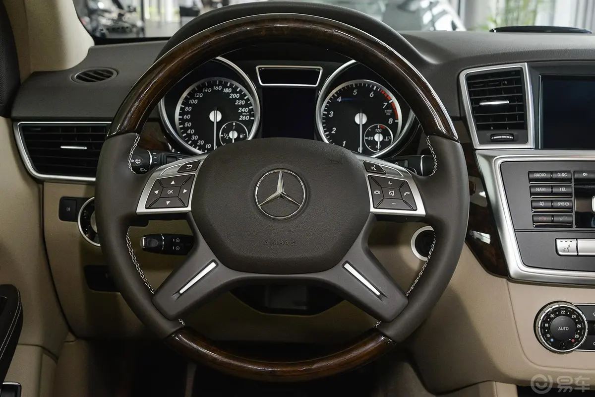 奔驰M级ML400 4MATIC 豪华型方向盘