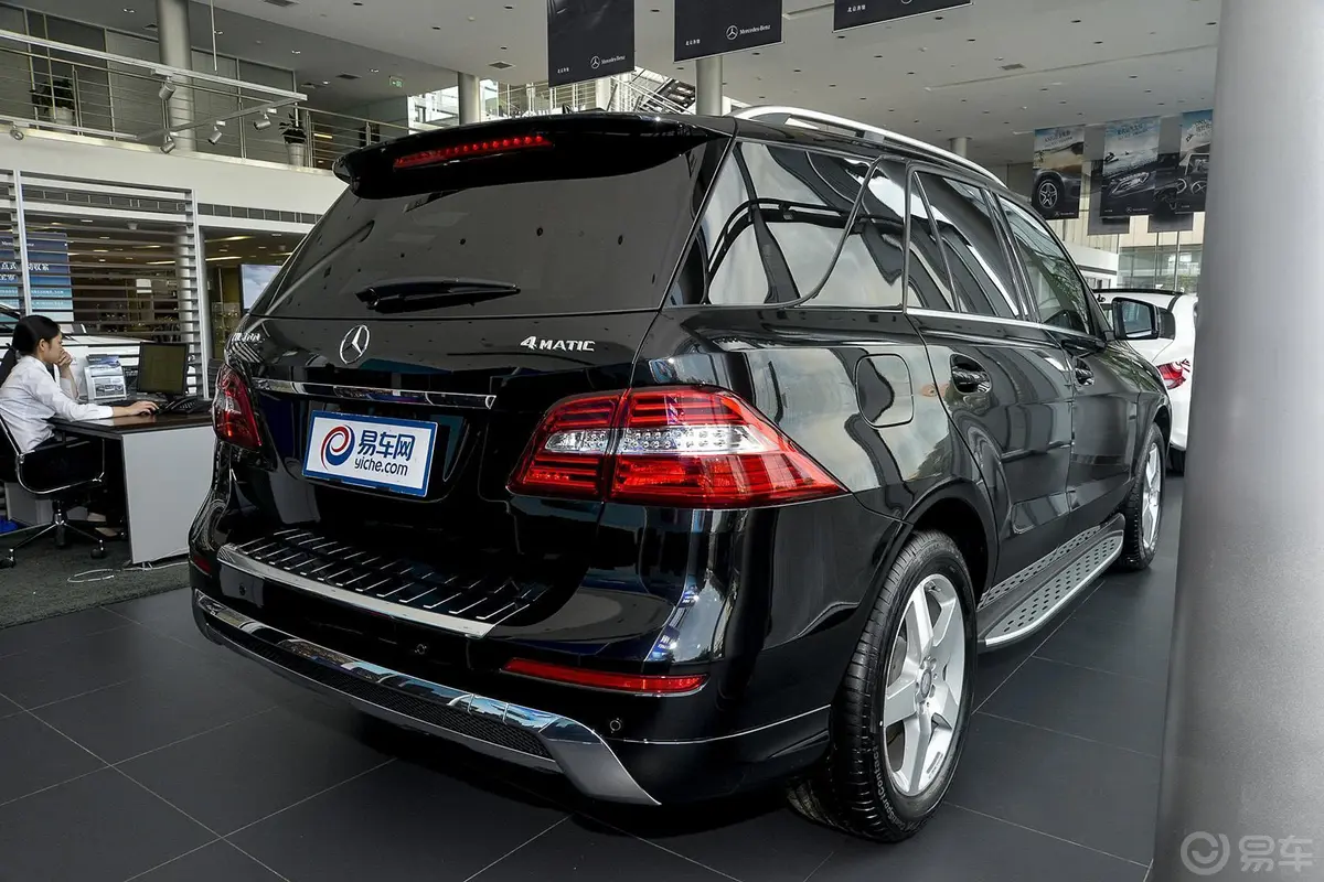 奔驰M级ML400 4MATIC 豪华型外观