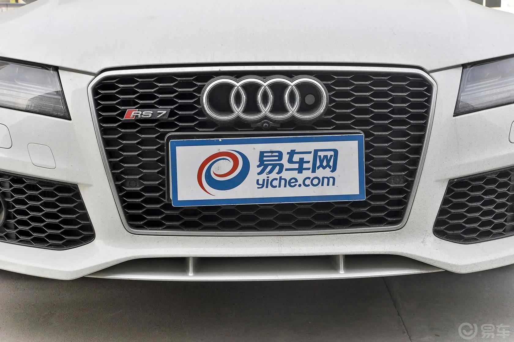 奥迪RS 74.0T 8速手自一体前格栅侧俯拍