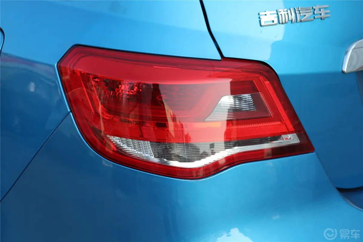 帝豪RS 1.5L 手动 向上版尾灯侧45度俯拍