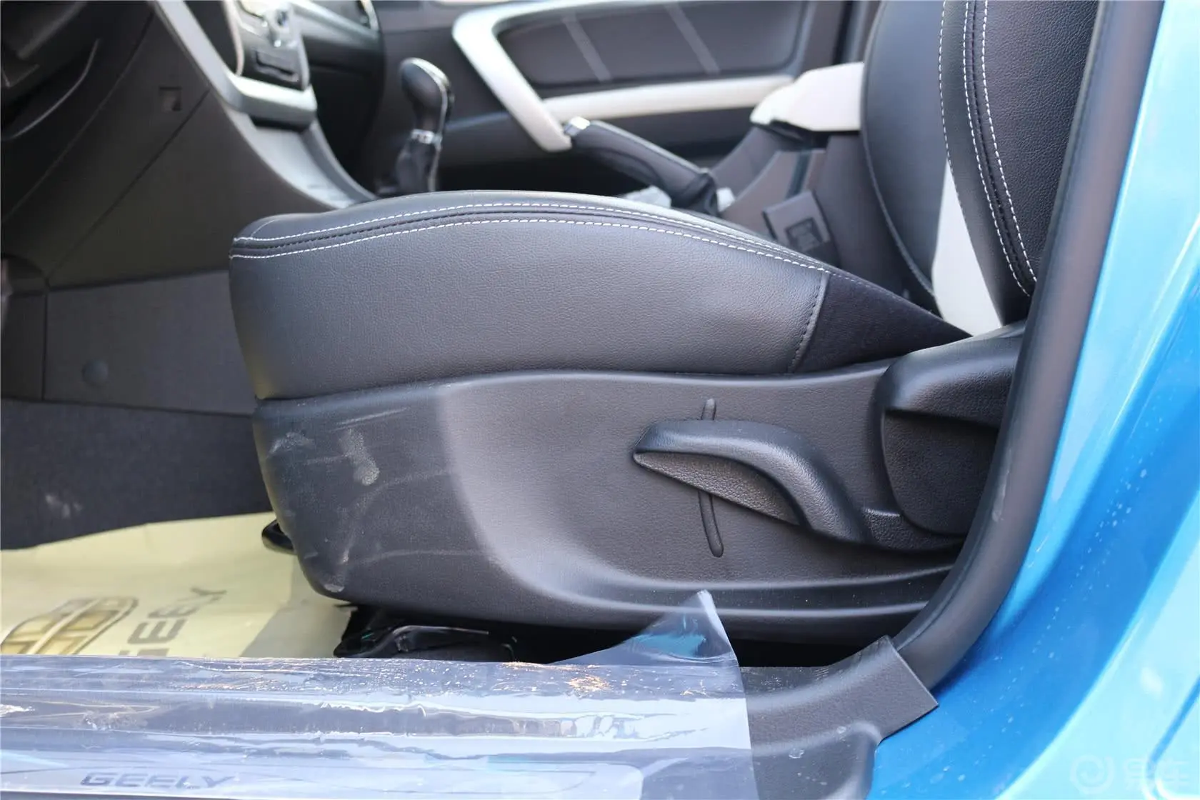 帝豪RS 1.5L 手动 向上版座椅调节键