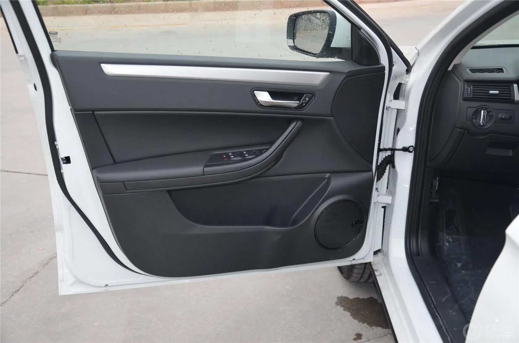观致3都市SUV 1.6T 6速双离合 致酷型驾驶员侧车门内门板