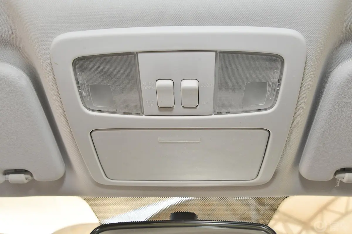 萨瓦纳2.0T 四驱汽油尊享版7座前排车顶中央控制区