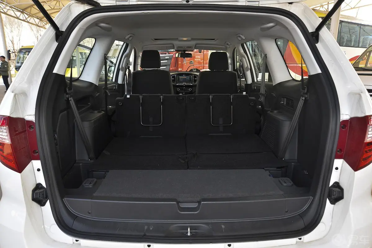 萨瓦纳2.0T 四驱汽油尊享版7座行李箱空间