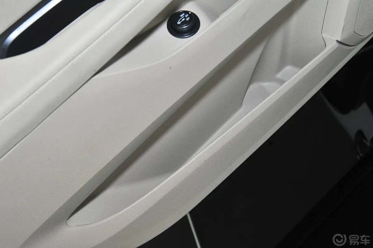 凯迪拉克SRX3.0L 手自一体 精英型驾驶员门储物盒