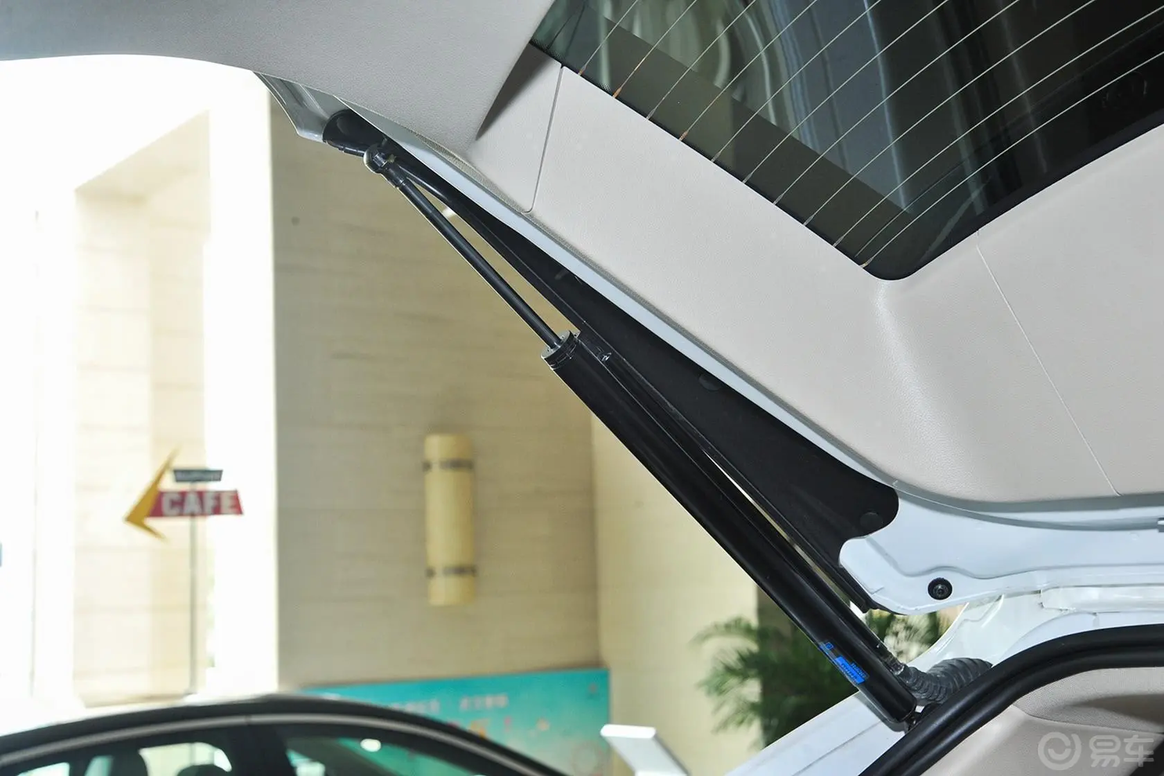 凯迪拉克SRX3.0L 手自一体 精英型行李厢支撑杆