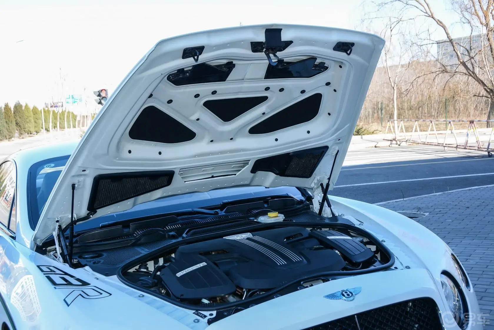 欧陆GT3-R 4.0L V8发动机盖开启