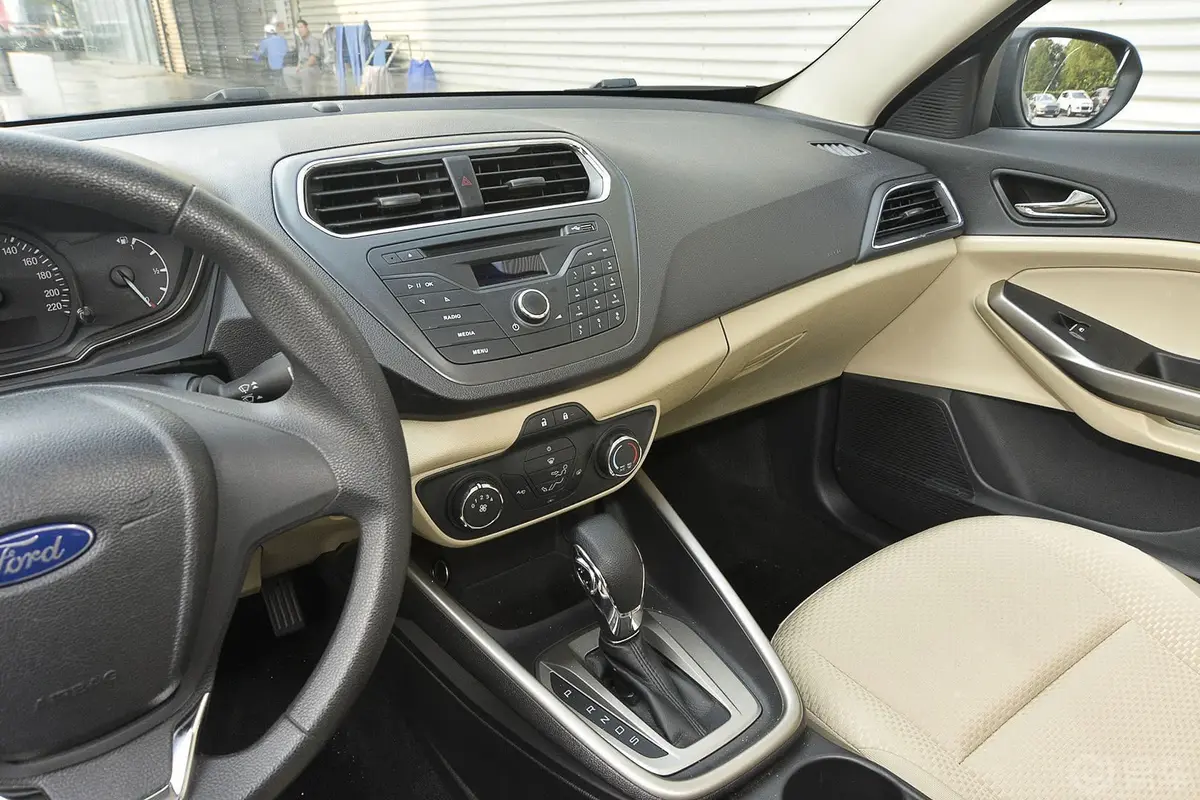 福睿斯1.5L 自动舒适型中控台驾驶员方向