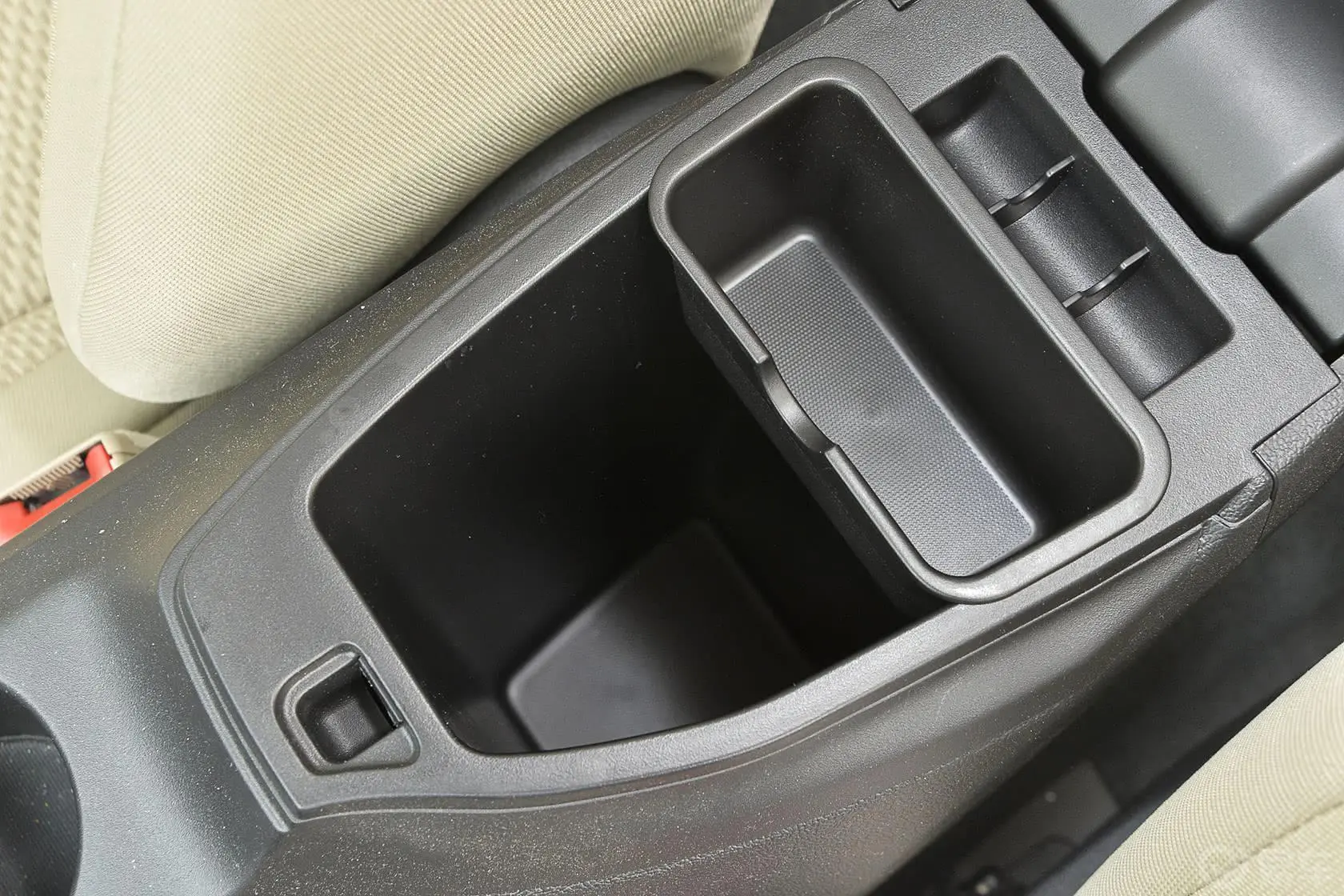福睿斯1.5L 自动舒适型前排中央扶手箱空间